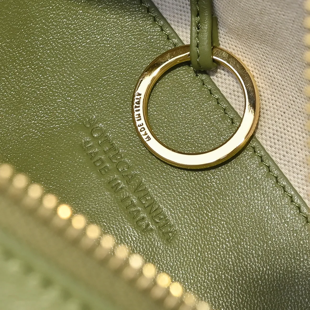 Batch 1360 BOTTEGA VENETA new loop is here! ! Many girls who like BV have owned the Loop bag. It has a simple appearance, classic weaving, and a compact and lightweight bag shape. This innovation continues the "camera bag" shape. Unlike the traditional Loop bag, which can only be worn as a crossbody bag, this innovation It can be carried by hand or cross-body, satisfying both the concave shape and daily needs. The oversized buckle can be folded and used as a handle. The sultry heat in summer ☀️ usually reduces people's desires. Having a lightweight bag will greatly enhance the happiness of traveling🫧 Style number: 6615 Size: 19*12*9cm
